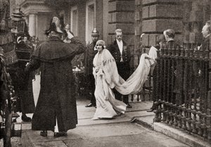 伊丽莎白女士伊丽莎白鲍里斯于1923年4月26日前往她的婚礼，前往约克公爵，后来的国王乔治六世，来自二十五年的故事，1935年出版 作者 英国摄影师