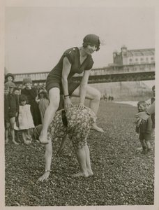 在布莱顿海滩上跳跃 作者 英国摄影师