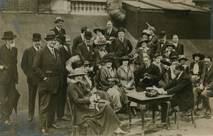 听詹姆斯巴里爵士于1912年在温德汉姆屋顶上阅读The Admirable Crichton 作者 英国摄影师