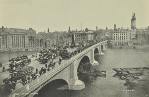伦敦桥：马车的公共汽车和购物车，以及行人，过桥，1895年 作者 英国摄影师