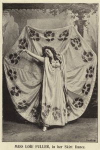 Loie Fuller小姐穿着她的裙子舞 作者 英国摄影师