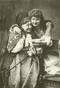 玛丽安德森小姐和斯特林夫人饰演朱丽叶和护士（凹版） 作者 英国摄影师