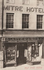 牛津高街的Mitre酒店和Slatter and Rose（黑白照片）。 作者 英国摄影师