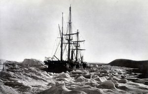 北极："警报 "在罗伯逊海峡Beechey海角附近被发现--载于《1875-76年极地航行记》，G.S. Nares编辑。伦敦 作者 英国摄影师