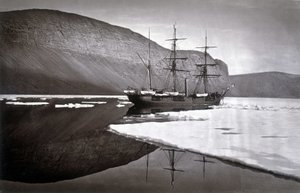 北极。在普雷斯科特海角的冰面上停了下来--载于《1875-76年期间的极地航行记》，G.S. Nares编辑。伦敦 作者 英国摄影师