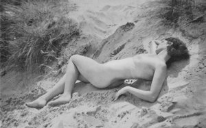 20 世纪 30 年代的裸体主义："Dolce Far Niente"（黑白照片） 作者 英国摄影师