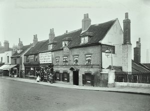 老公牛，旺兹沃思大街，1897年 作者 英国摄影师