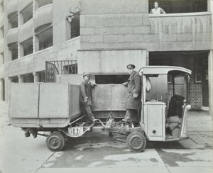 Ossulston Estate：垃圾槽底部的清洁工清空容器 作者 英国摄影师