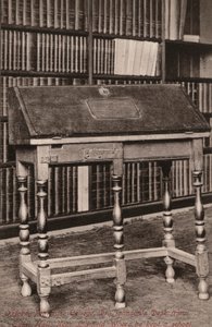 牛津，彭布罗克学院，约翰逊博士的办公桌，来自伊迪尔霍尔，nr Lichfield，他在那里开办了一所学校（黑白照片） 作者 英国摄影师
