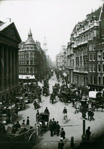 19世纪80年代，便士在Mansion House外的交通中跋涉 作者 英国摄影师