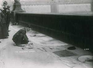 人们看着路面艺术家用粉笔画在人行道上 作者 英国摄影师
