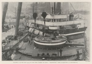 将一把67吨枪（13.5）放在HMS特拉法加的前炮塔，Portsmouth的Port Guard-Ship 作者 英国摄影师