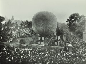 白杨游乐场：人群观看热气球，1892年 作者 英国摄影师