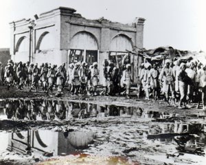 囚犯经过米哈拉布，哈利法的祷告屋，1898年 作者 英国摄影师