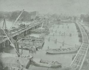普特尼桥：1883年为新桥挖掘基础 作者 英国摄影师