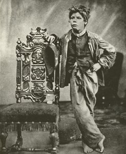 1860年衣衫褴褛的学童（黑白照片）。 作者 英国摄影师
