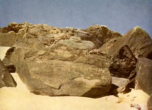 Rock bearing prehistoric heiroglyphics, Egypt. 作者 英国摄影师