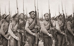 俄罗斯步兵游行和在第一次世界大战期间提出武器，从1915年的插图战争新闻 作者 英国摄影师