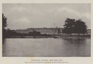 桑德赫斯特学院，来自湖 作者 英国摄影师