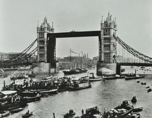 船只经过1894年的塔桥 作者 英国摄影师