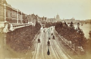 Somerset House，Victoria Embankment，Westminster LB：1895年从滑铁卢大桥向北看 作者 英国摄影师