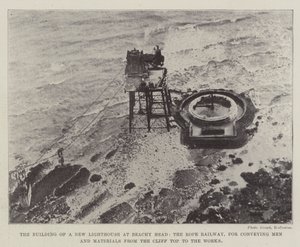 在Beachy Head，绳索铁路上建造一座新灯塔，用于将人员和材料从悬崖顶部运送到工程 作者 英国摄影师