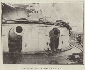 HMS Ajax上的Burst Gun 作者 英国摄影师