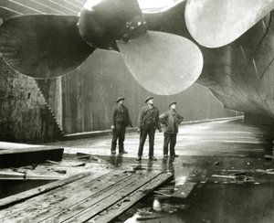 泰坦尼克号的螺旋桨在爱尔兰贝尔法斯特Harland＆Wolff的Thompson Graving Dock，1910-11 作者 英国摄影师