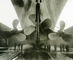爱尔兰贝尔法斯特Harland und Wolff汤普森雕刻码头的泰坦尼克号螺旋桨，1910-11 作者 英国摄影师