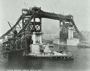 塔桥正在建设中，1892年 作者 英国摄影师