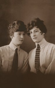 两位打领带的爱德华时代年轻女性（黑白照片） 作者 英国摄影师