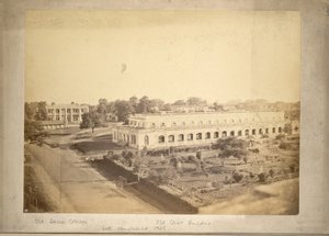 旧达卡学院和旧法院大楼景观，约 1875 年（黑白照片） 作者 英国摄影师