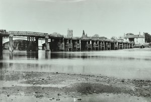 老和新的Putney桥梁看法与oast房子和诸圣日教会的在背景中，1885年 作者 英国摄影师