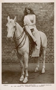 Viola Hamilton 在考文垂加冕庆典中饰演戈黛娃夫人（黑白照片） 作者 英国摄影师