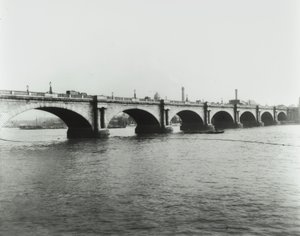 滑铁卢桥：1895年从北岸观看 作者 英国摄影师