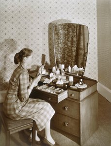 女人在她的梳妆台前，约1955年。 作者 英国摄影师