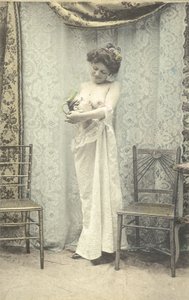 手持托比壶的妇女（彩色照片）。 作者 英国摄影师