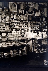 烟草商的女店主（黑白照片）。 作者 英国摄影师