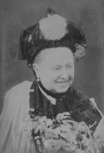 维多利亚女王的禧年肖像（1819-1901）笑，1887年6月21日（棕褐色照片）