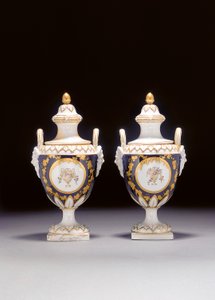 一对切尔西·德比（Chelsea-Derby）两把形花瓶和两个盖子，约建于1775年 作者 英语学校