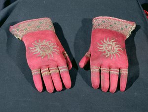 一对针织真丝手套，可能属于大主教William Warham，15世纪末或16世纪初（针织真丝和金线） 作者 英语学校