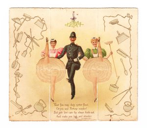 一张警察和两名妇女做高踢腿动作的弹出式卡片，约 1920 年（彩色石版印刷）。 作者 英语学校
