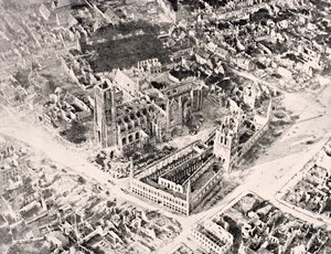 1915年伊普尔在伊普尔的第一次和第二次战役后的鸟瞰图，来自“战争画报专辑”，于1916年在伦敦出版 作者 英语学校