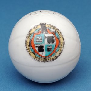 装饰转移Portobello盾牌（陶瓷）的纪念品微型足球 作者 英语学校