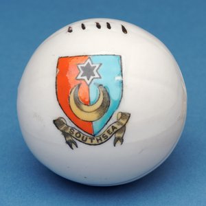 装饰纪念品微型足球与南海嵴转移（陶瓷） 作者 英语学校