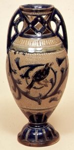 由E.Bennett装饰的贝利花瓶 作者 英语学校