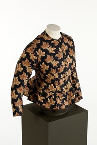 黑色衣身，印花金棕色枫叶设计，c.1860-70（棉） 作者 英语学校