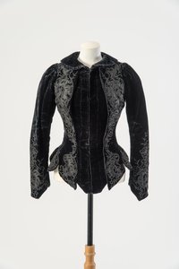 黑色天鹅绒外套，绣有应用黑丝和金属珠子，1890年代末（天鹅绒 作者 英语学校