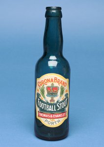 瓶电晕橄榄球烈性黑啤酒 作者 英语学校