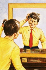 男孩在镜子里梳理他的头发，背面是一层薄薄的银色 作者 英语学校